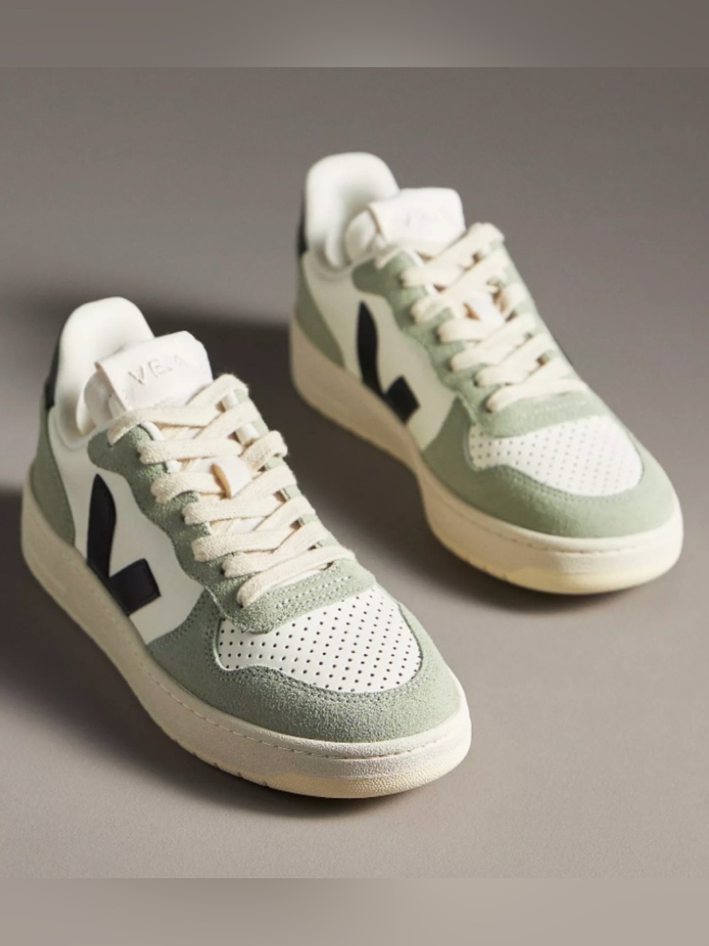 NIB. Veja V-10 Women’s Sneakers, Pure/Black/Clay, Size US 7 / EU 38